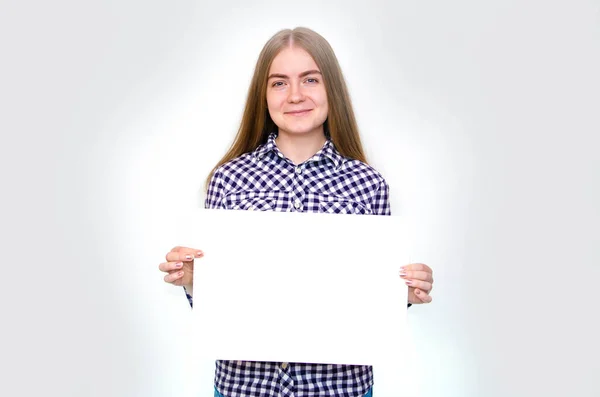 Uma Jovem Com Uma Camisa Xadrez Cabelo Comprido Segura Uma — Fotografia de Stock