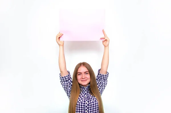 Uma Jovem Com Uma Camisa Xadrez Cabelo Comprido Segura Uma — Fotografia de Stock