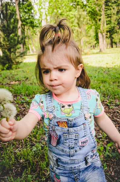Maj 2020 Kijów Ukraina Mała Dziewczynka Bawi Się Zewnątrz Parku — Zdjęcie stockowe