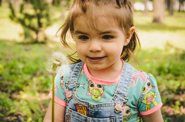 May 2020 Kiev Ukraine Little Girl Plays Park Collects Plants — Stock Photo, Image