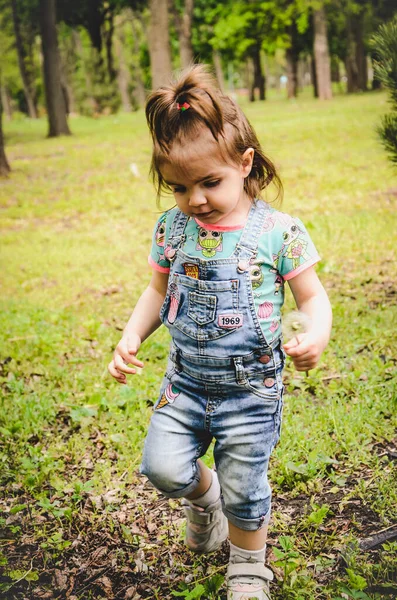 Mai 2020 Kiewer Ukraine Ein Kleines Mädchen Spielt Draußen Einem — Stockfoto