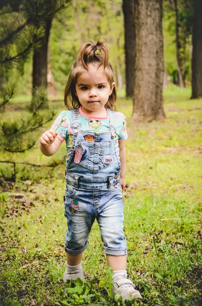 Mai 2020 Kiewer Ukraine Ein Kleines Mädchen Spielt Draußen Einem — Stockfoto
