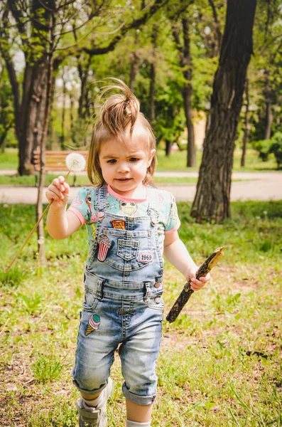 Mai 2020 Kiewer Ukraine Ein Kleines Mädchen Spielt Draußen Einem — Stockfoto