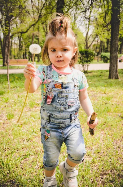 Mayo 2020 Kiev Ucrania Una Niña Juega Afuera Parque Recoge — Foto de Stock