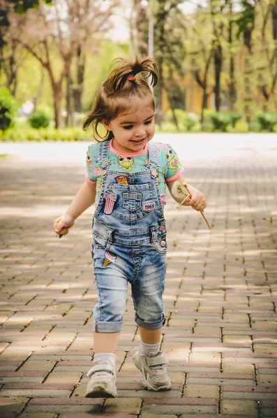 Maj 2020 Kijów Ukraina Mała Dziewczynka Bawi Się Zewnątrz Parku — Zdjęcie stockowe