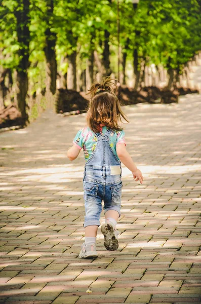 Mai 2020 Kiewer Ukraine Ein Kleines Mädchen Spielt Draußen Einem — Stockfoto