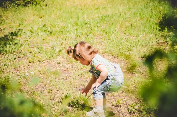 Mai 2020 Kiewer Ukraine Ein Kleines Mädchen Spielt Draußen Einem — Stockfoto
