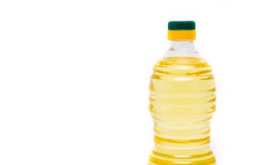 Beyaz arka planda bitkisel yağlı bir şişe. Şişe sağ tarafta yarı görünür durumda. Yağ, rafine, deodorant, rafine. Yeşil şapkalı bir şişe.