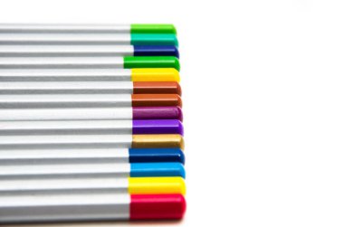 Kalemin üst kısmı. Yan tarafta ve arka planda çok renkli kalemler ve beyaz bir açıyla. LGBT