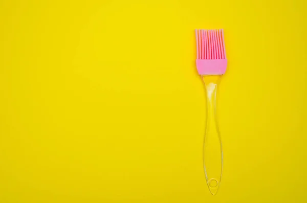 Silikonbürste Zur Schmierung Auf Gelbem Hintergrund Pinsel Rosa Mit Transparentem — Stockfoto