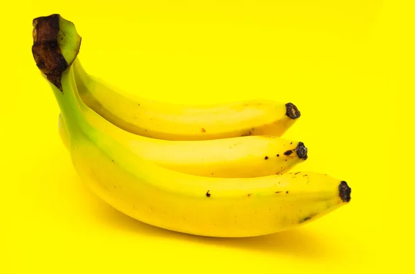 Három Banán Oldalnézet Sárga Háttérrel Banánokat Megverték Megkarcolták Megrothasztották Sárga — Stock Fotó