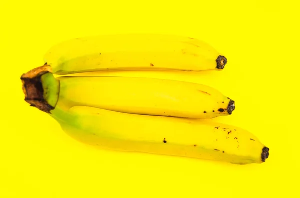 Tres Plátanos Vista Superior Sobre Fondo Amarillo Los Plátanos Son —  Fotos de Stock