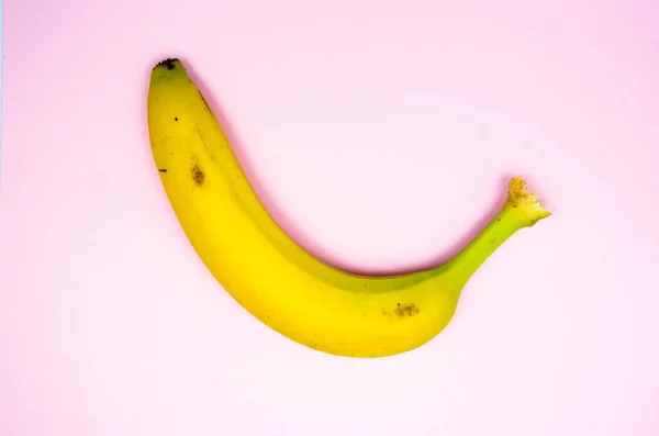 Egy Banán Tetejére Néző Rózsaszín Háttérrel Egy Megvert Megkarcolt Rohadt — Stock Fotó