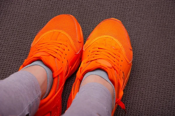 Női Lábak Szürke Melegítőben Lábszárvédők Élénk Narancssárga Sportcipőben Kocogás Magas — Stock Fotó