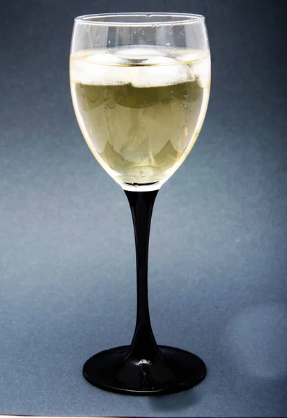 Szklankę Białego Wina Kawałkami Lodu Wino Lodem Czarnym Tle Szkło — Zdjęcie stockowe