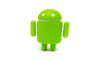 Android heykelciği. Ekolojik plastikten yapılmış yeşil android heykelciği makroda beyaz bir arkaplanda