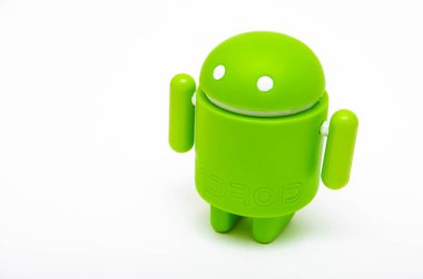 Android heykelciği. Ekolojik plastikten yapılmış yeşil android heykelciği makroda beyaz bir arkaplanda