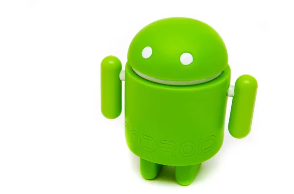 Android heykelciği. Ekolojik plastikten yapılmış yeşil android heykelciği makroda beyaz bir arkaplanda