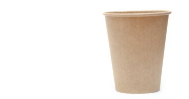 Kahve, çay için kahverengi kağıt bardak, beyaz arka planda çevresel malzemelerden bir içecek. Sağ tarafta makroda küçük bir fincan var. Ön görünüş ve üst görünüm, alt görünüm. Metni sola yerleştir