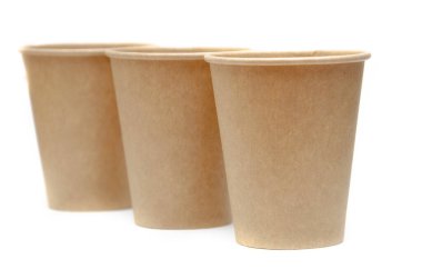 Kahve, çay için kahverengi kağıt bardak, beyaz arka planda çevresel malzemelerden bir içecek. Üç bardak birbiri ardına köşegen ayakta duruyor. Gözlükler perspektife giriyor.