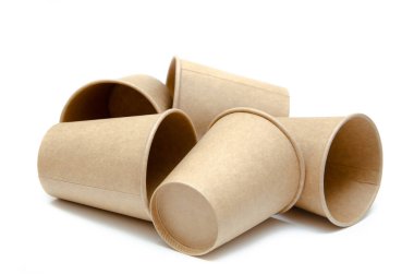 Kahve, çay için kahverengi kağıt bardak, beyaz arka planda çevresel malzemelerden bir içecek. Bir sürü bardak. Gözlükler bir halka şeklinde daire şeklinde yan yatar. Ön ve üst manzara. Makro, boş bardaklar