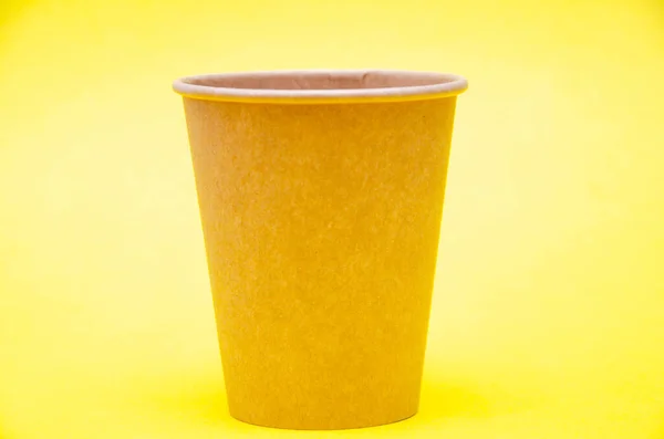 Brun Pappersmugg För Kaffe Dryck Från Miljömaterial Gul Bakgrund Liten — Stockfoto