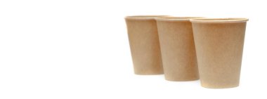 Kahve, çay için kahverengi kağıt bardak, beyaz arka planda çevresel malzemelerden bir içecek. Üç bardak birbiri ardına köşegen ayakta duruyor. Gözlükler perspektife giriyor.