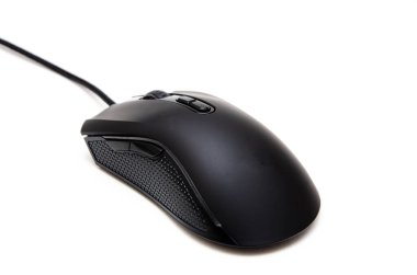 Yan tuşları olan siyah oyun faresi ve beyaz arka planda mat finiş. Arkadan, çalılığın altından fare görüntüsü. Makrodaki fare, anahtarlar ve tekerlek açılı bir insandan görülür.