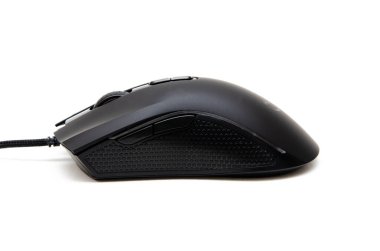 Yan tuşları olan siyah oyun faresi ve beyaz arka planda mat finiş. Makro ve genel planda fare kenarı görünümü. Yan lastikler kaymaya ve sivilcelere karşı. Sol ve sağ fare