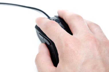 Bir erkek el, beyaz bir arka planda siyah bir oyun faresini tutar, kontrol eder ve basar. Fare kablosuz ve ilave anahtarlarla donatılmıştır. Matte bitirir. Makro ve genel plan olarak el ve fare