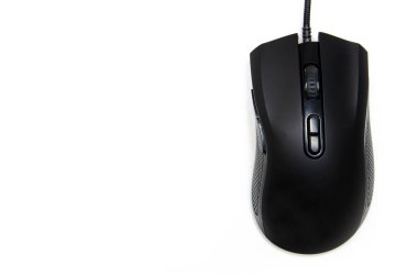 Yan tuşları olan siyah bir oyun faresi ve beyaz arka planda mat bir son. Fare üst görünümü makro ve genel plan. Direksiyona ve ilave anahtarlara odaklan