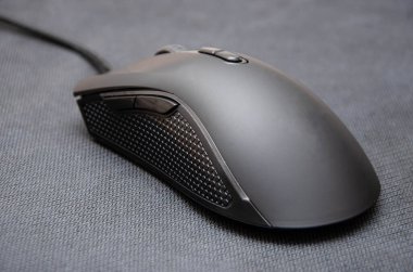 Yan tuşları olan siyah bir oyun faresi ve siyah bir arka planda mat bir son. Farklı açılardan bir fare genel bir plan, makro kenar tuşlar ve ana anahtarlardır. Oyun için örgü, hasıraltı ve fare gibi yüzey