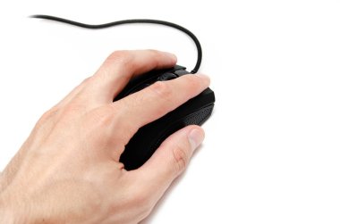 Bir erkek el, beyaz bir arka planda siyah bir oyun faresini tutar, kontrol eder ve basar. Fare kablosuz ve ilave anahtarlarla donatılmıştır. Matte bitirir. Makro ve genel plan olarak el ve fare