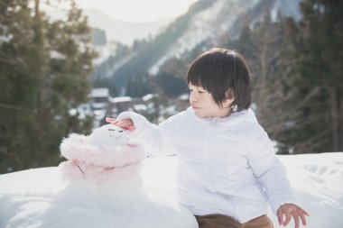 kardan adam ile küçük çocuk