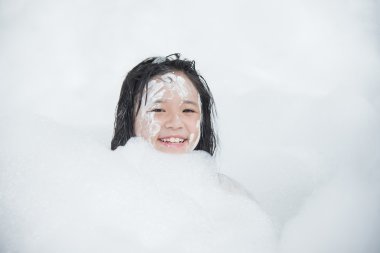 Asyalı kız Köpük partisi gülümseyen