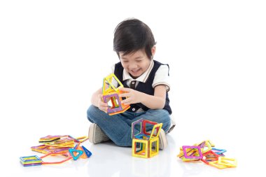 çok sayıda renkli plastik blok seti ile oynayan çocuk