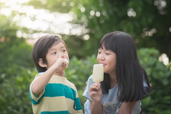 귀여운 아시아 아이 야외에서 아이스크림을 먹고 — 스톡 사진