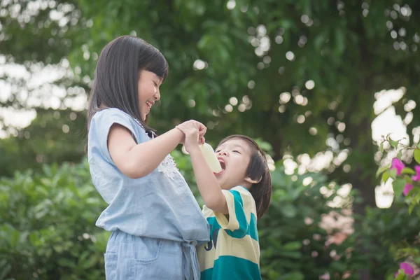 Lindo niño asiático comiendo un helado al aire libre —  Fotos de Stock