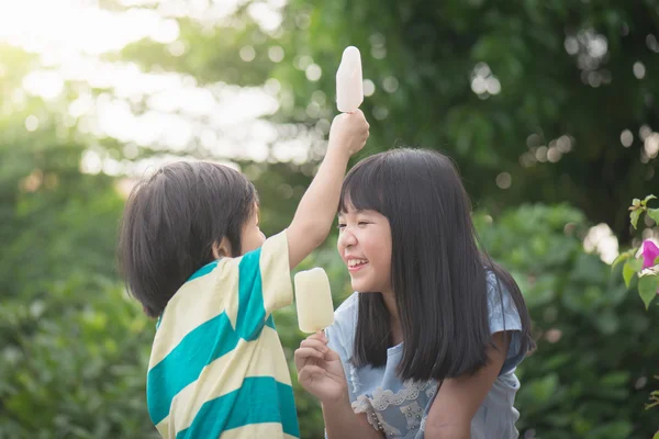 귀여운 아시아 아이 야외에서 아이스크림을 먹고 — 스톡 사진