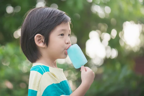 Милий азіатських дитина їсть морозива на відкритому повітрі — стокове фото