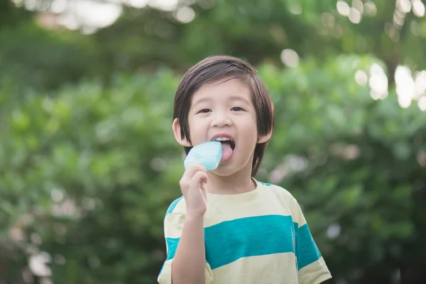 Cute Asian child eating an ice cream outdoors — Stock Photo, Image