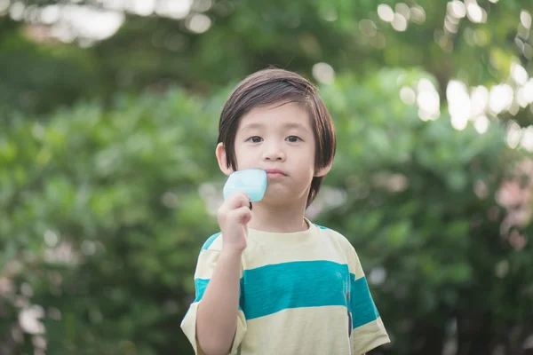Милий азіатських дитина їсть морозива на відкритому повітрі — стокове фото