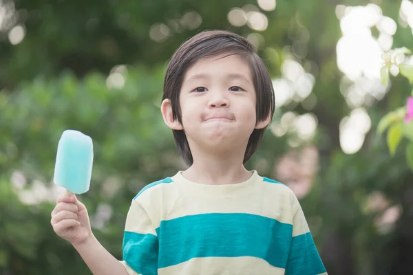 Χαριτωμένο Ασίας παιδί, τρώγοντας ένα δροσιστικό παγωτό σε εξωτερικούς χώρους — Φωτογραφία Αρχείου