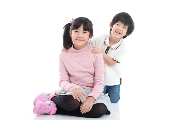 Asiatische Kinder sitzen auf weißem Hintergrund — Stockfoto
