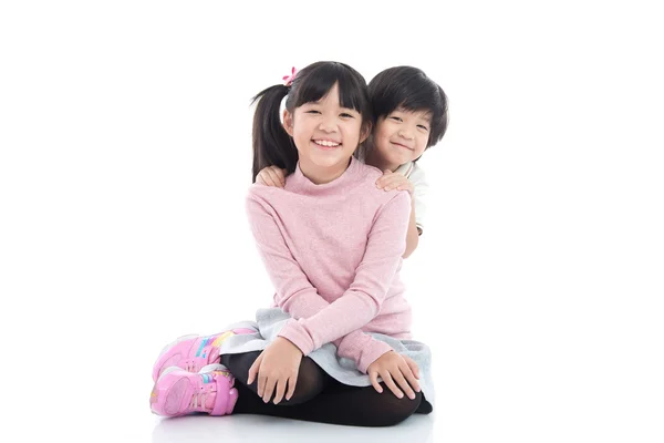 Asiatische Kinder sitzen auf weißem Hintergrund — Stockfoto