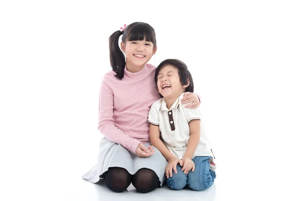 Asiatische Kinder sitzen auf weißem Hintergrund — Stockfoto