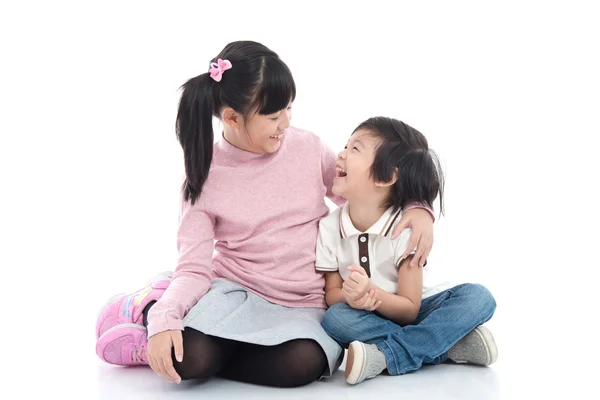 Azjatycka dzieci siedzi na białym tle — Zdjęcie stockowe