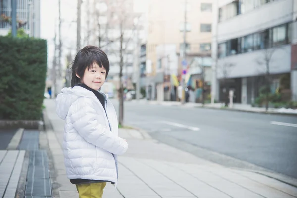 Bambino asiatico che cammina in città — Foto Stock