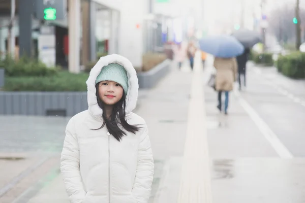 Ázsiai lány élvező hó, havas nap — Stock Fotó