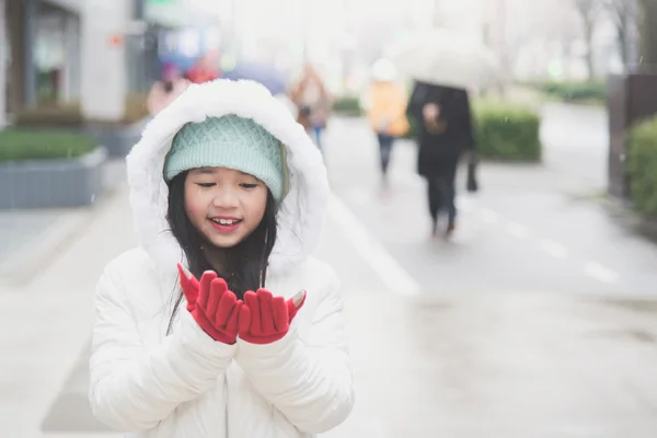 雪の日に雪を楽しんでいるアジアの女の子 — ストック写真